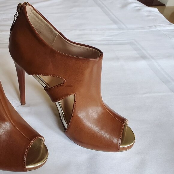 Shoes - Picture 2 of 9